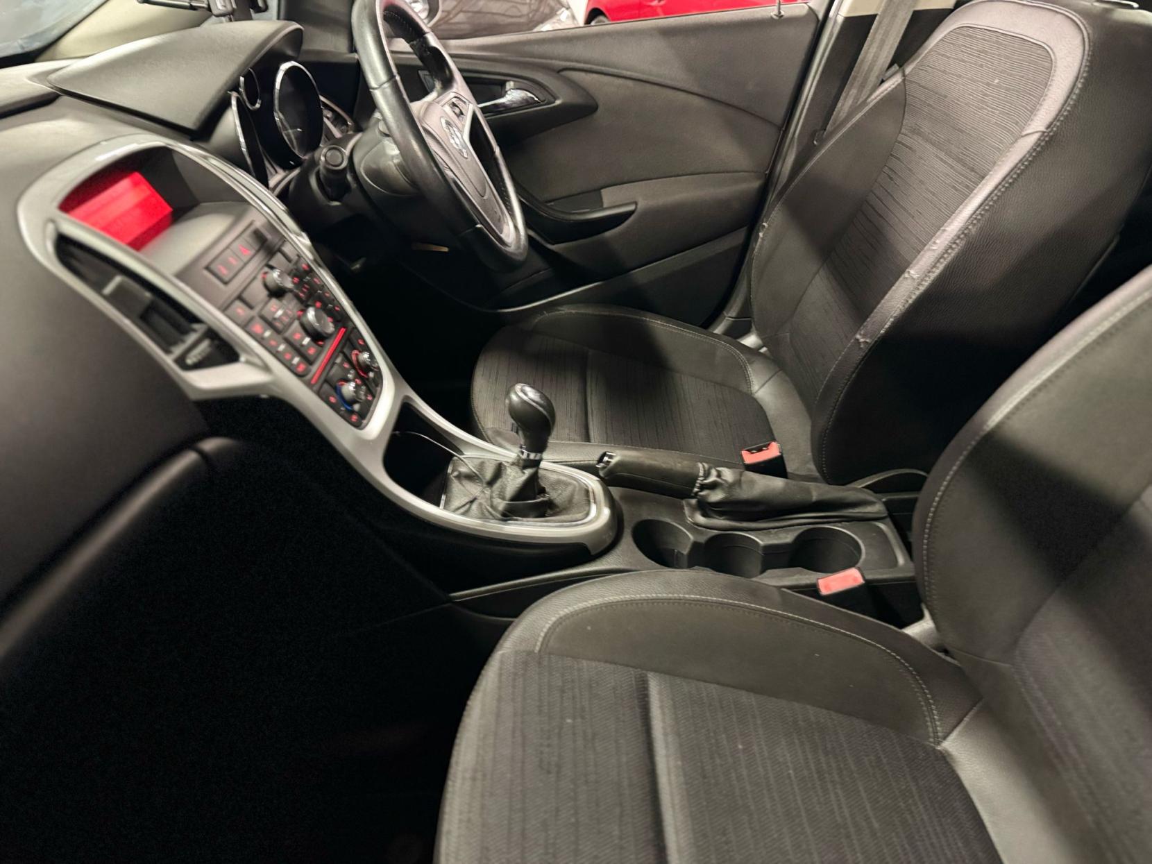 Vauxhall Astra 1.6i Excite Hatchback 5dr Petrol Manual Euro 6 (115 ps)